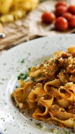 https://www.maggiarabia.com/sites/default/files/styles/search_result_153_272/public/10%20Simple%20Pasta%20Recipes%20That%20Will%20Have%20Your%20Guests%20Drooling_0.jpg?itok=BRYO51yK