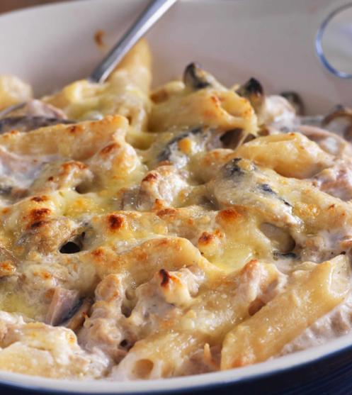 معكرونة بينّه بالتونة و الفطر مع صلصة الكريما